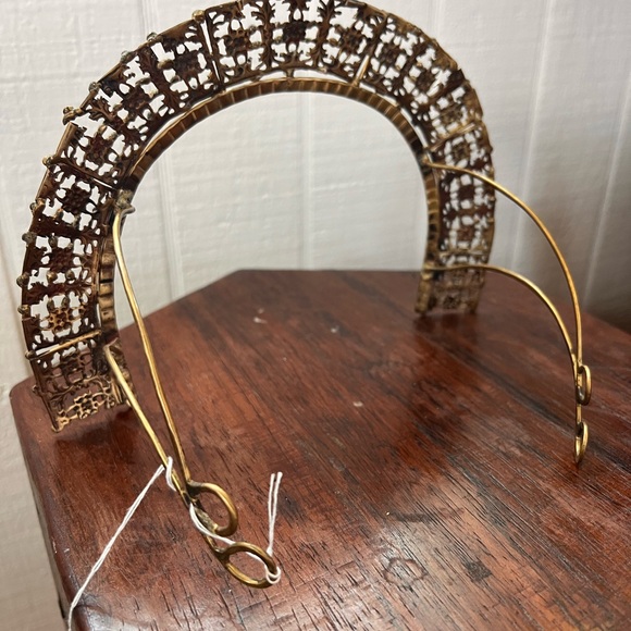 Brass metal crown
Handmade from Madrid Spain - Picture 8 of 8